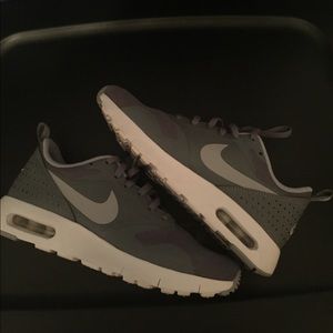 Nike air Max Tavas size 4.5 Youth